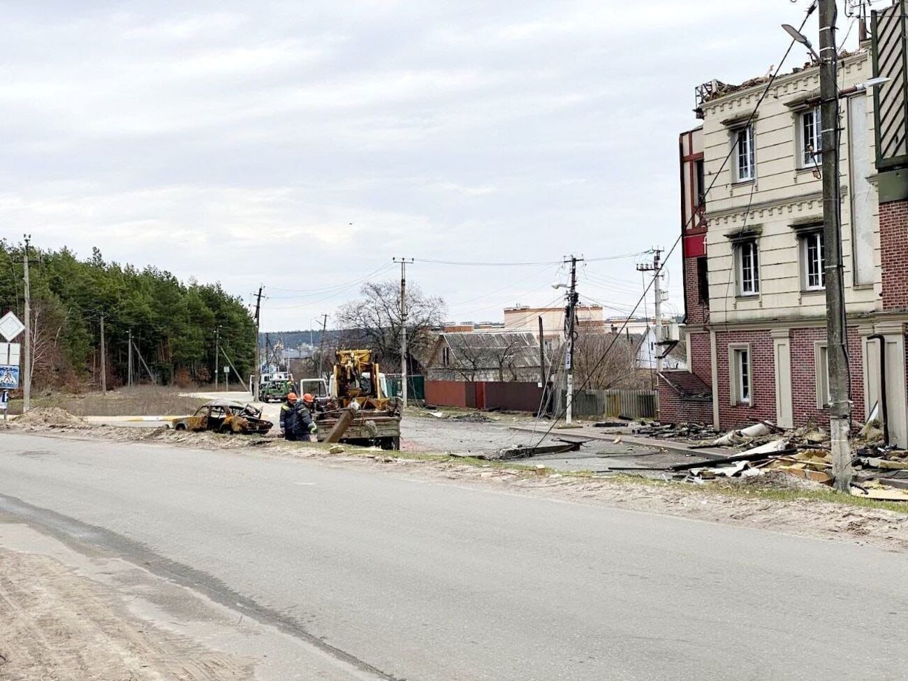Протягом 11 квітня електромонтерам ДТЕК вдалося відновити електропостачання для 4600 сімей у 31 населеному пункті Київської області