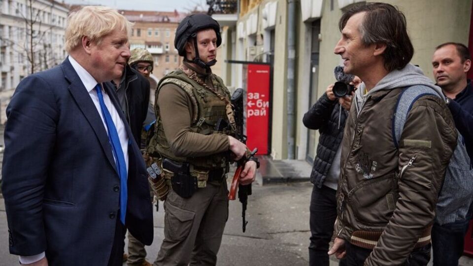 Джонсон і киянин Сергій поспілкувалися 9 квітня у центрі Києва