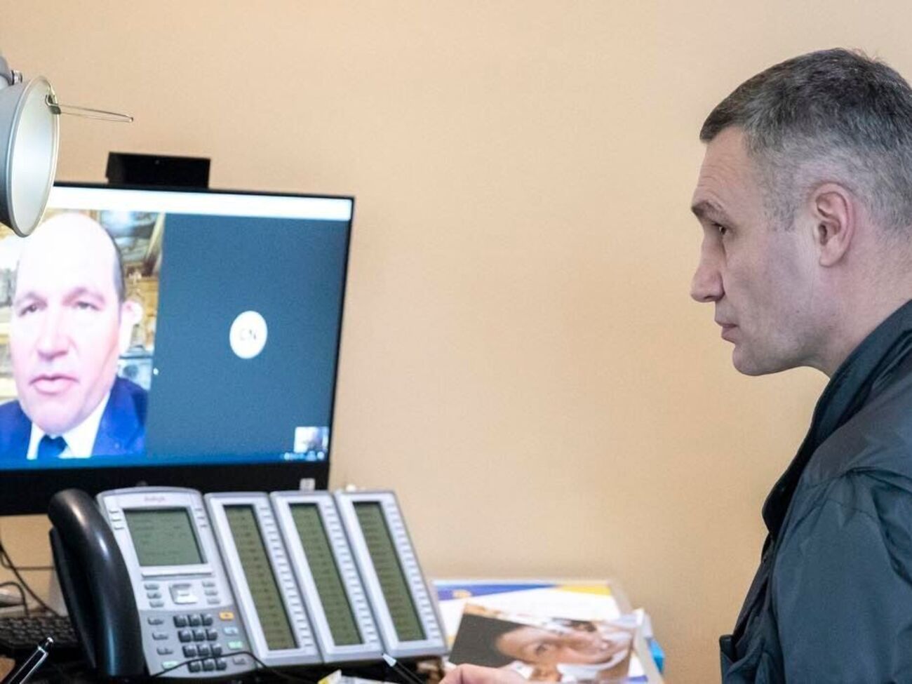 Виталий Кличко (справа): Пригласил Филиппа Клоза в Киев. Он пообещал приехать в начале мая с гуманитарным грузом