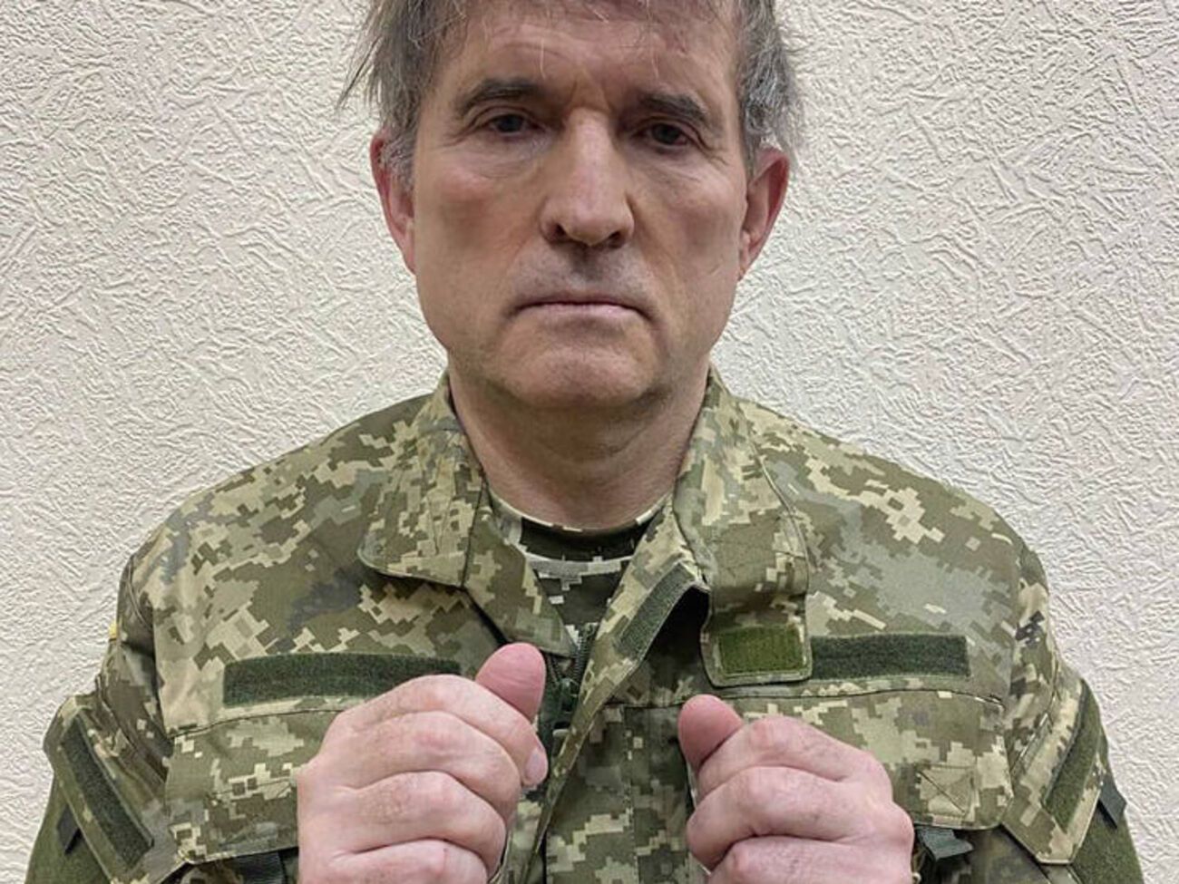 Фото Медведчука в наручниках стало основанием для народного творчества