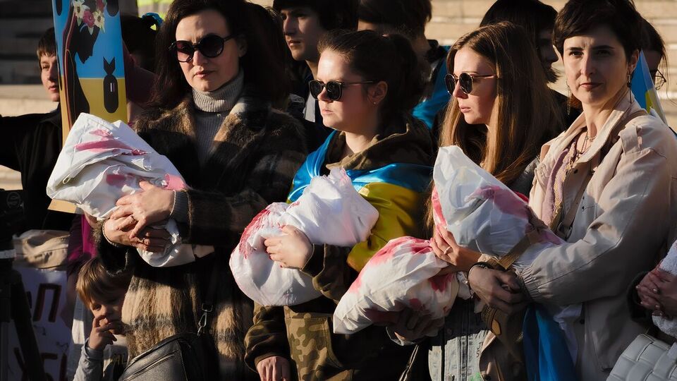 Главным атрибутом акции стали куклы в окровавленных простынях