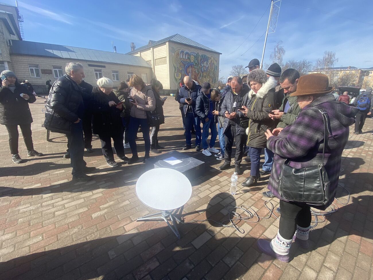 У населених пунктах, де російські окупанти пошкодили лінії зв'язку, використовують супутниковий інтернет. На світлині &ndash; жителі Іванкова Київської області вперше після визволення селища зв'язуються з рідними за допомогою Starlink