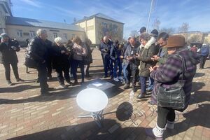 У населених пунктах, де російські окупанти пошкодили лінії зв'язку, використовують супутниковий інтернет. На світлині – жителі Іванкова Київської області вперше після визволення селища зв'язуються з рідними за допомогою Starlink