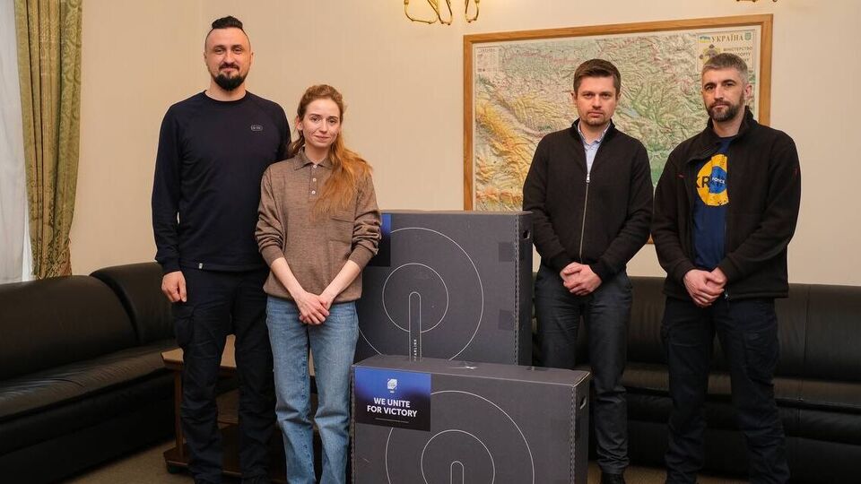 "Укрзалізниця" получила 10 устройств Starlink первого поколения и пять – второго