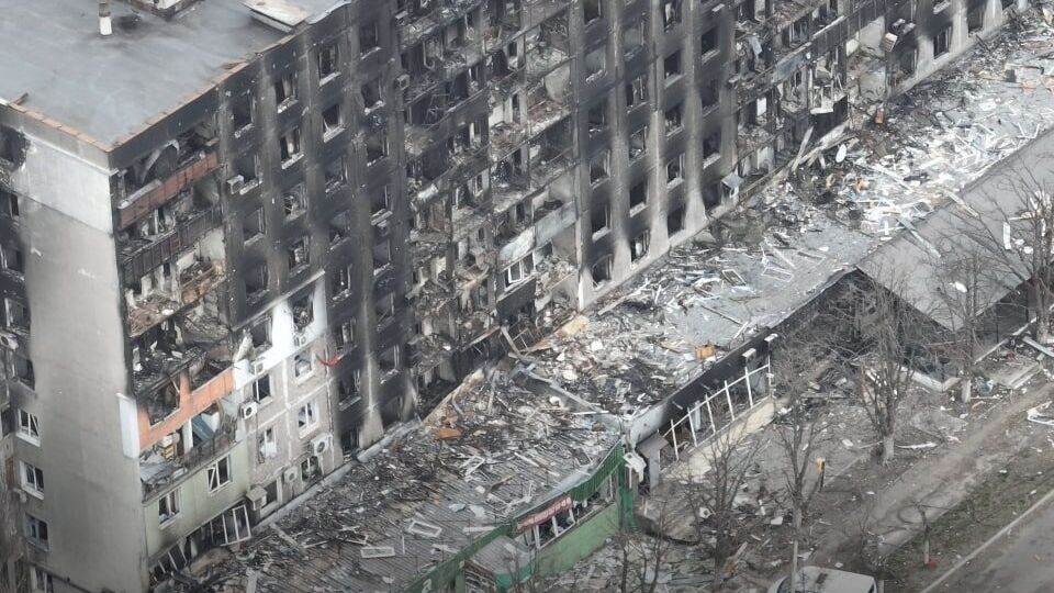 У оккупантов нет контроля над Мариуполем, но они пытаются создать картинку возвращения к мирной жизни, говорит Андрющенко