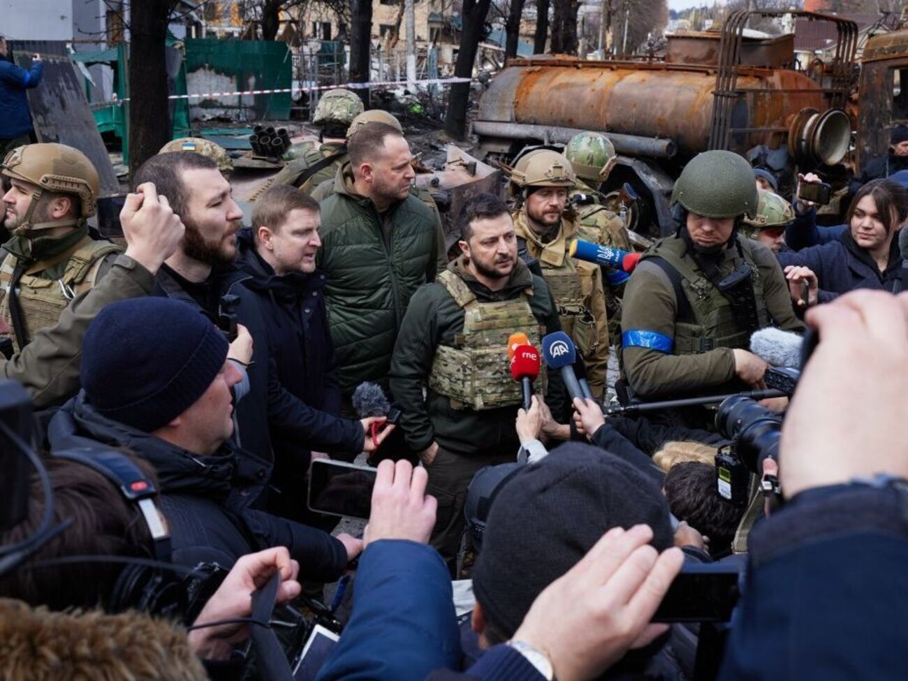 Зеленський: Тож або Захід допоможе Україні зупинити Путіна зараз, або Путін продовжить розширювати свою Російську імперію, вбиваючи при цьому тисячі жінок і дітей