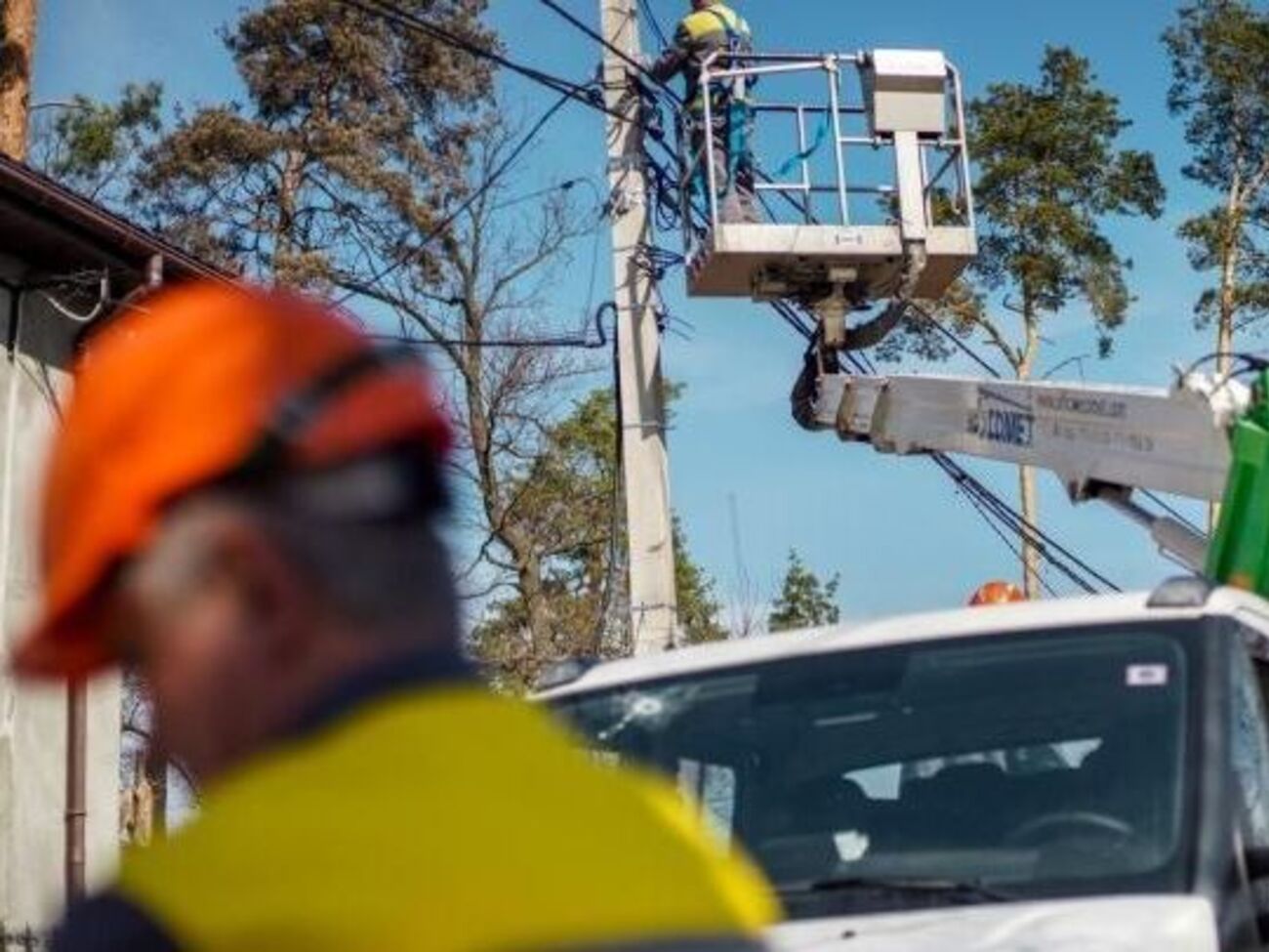 Станом на 12 квітня майже 726 тис. споживачів електроенергії понад 974 населених пунктів&nbsp;залишалися без світла