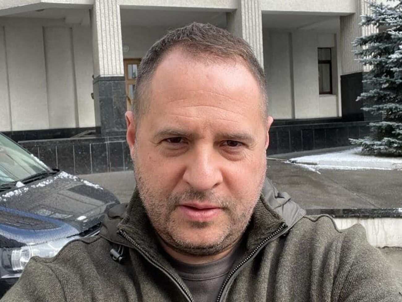 Ермак:&nbsp;Следует четко понимать, что Россия накапливает силы и стреляет по жилым кварталам. Там готовы убивать мирных людей просто так, использовать их, как живой щит