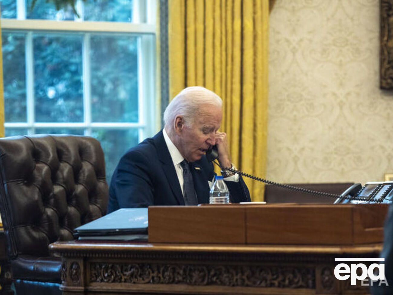 Байден (на фото) повідомив Зеленському, що Україна отримає додаткові артилерію, бронетранспортери та гелікоптери