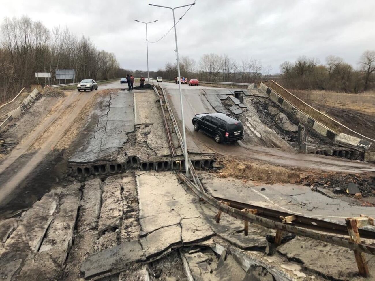 На трасі біля зруйнованих мостів почали зводити проїзди, зазначив Тимошенко