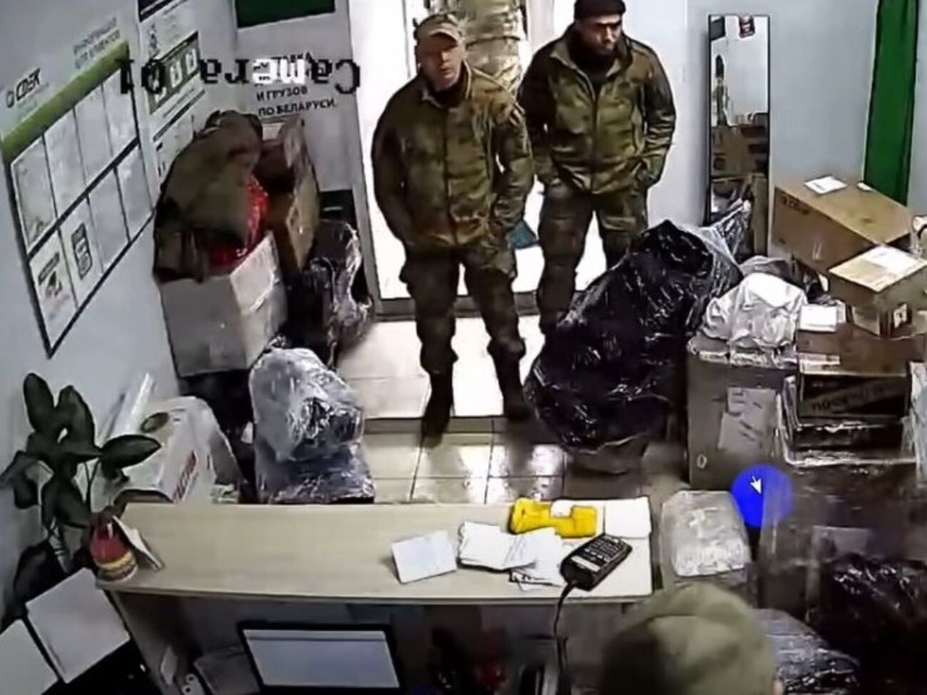 Российские оккупанты перевозят украденное в Украине в Беларусь, а оттуда почтой переправляют домой в Россию