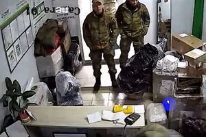 Российские оккупанты перевозят украденное в Украине в Беларусь, а оттуда почтой переправляют домой в Россию
