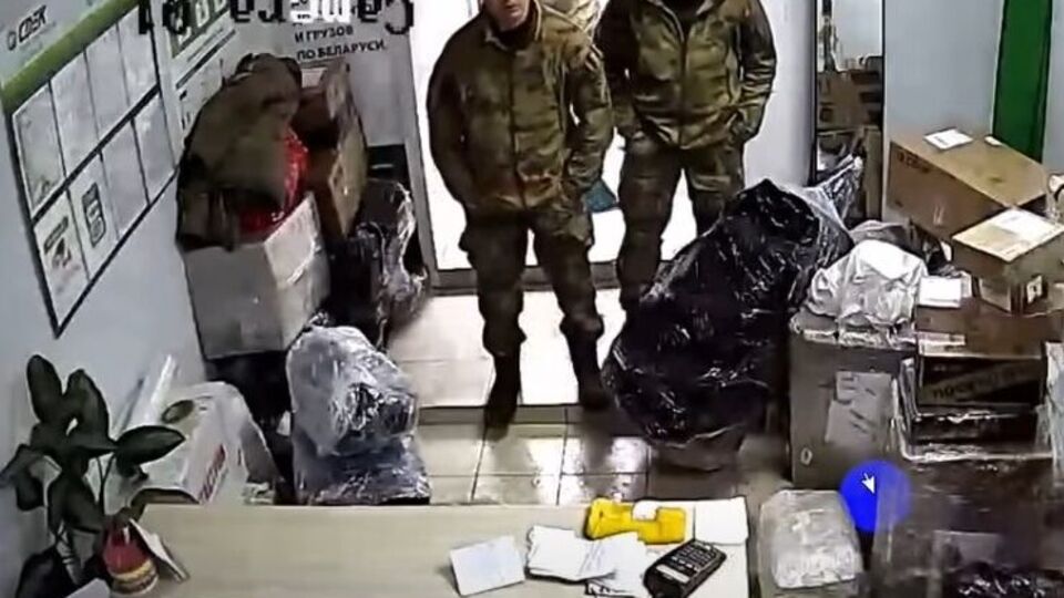 Российские оккупанты перевозят украденное в Украине в Беларусь, а оттуда почтой переправляют домой в Россию