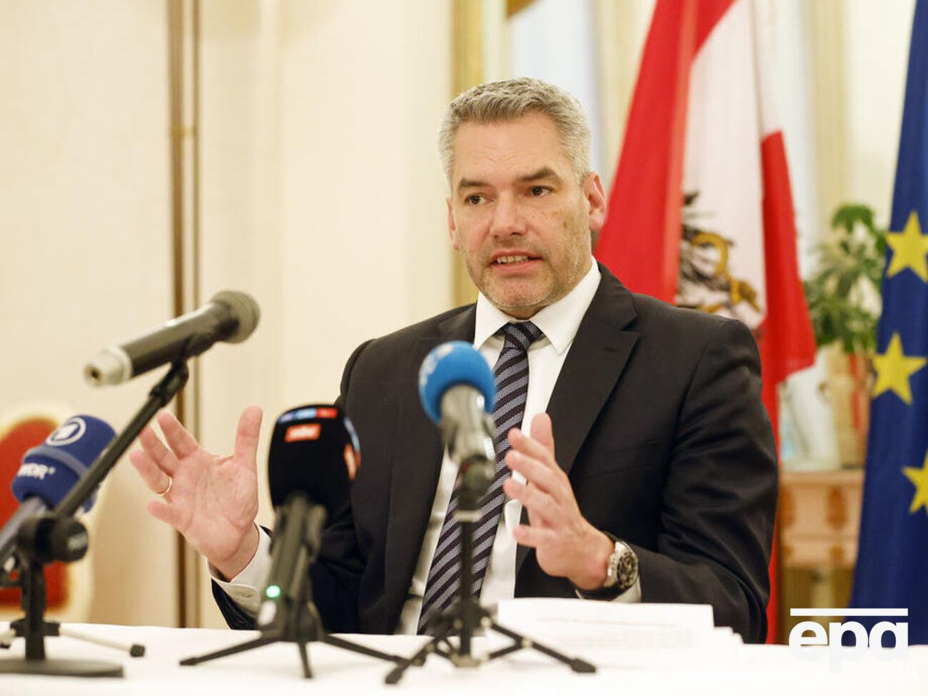 На запитання, чи згоден Путін із воєнними злочинами, Негаммер відповів, що його думка стосовно цього питання була незрозумілою