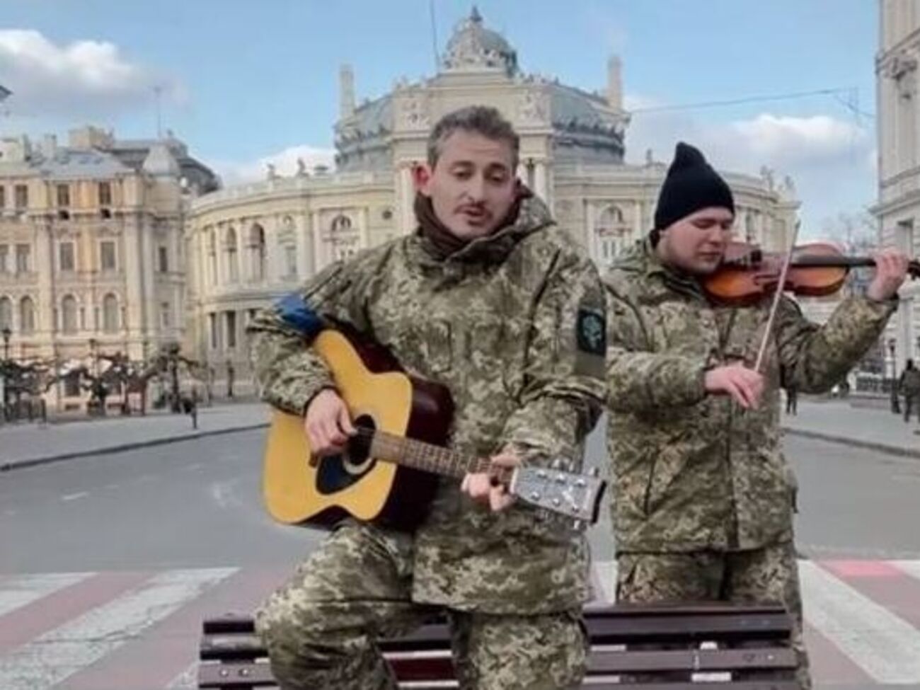 Сєрга: "Скажи-ка, дядя, ведь недаром,&nbsp;"москва", спаленная пожаром, была моллюскам отдана"
