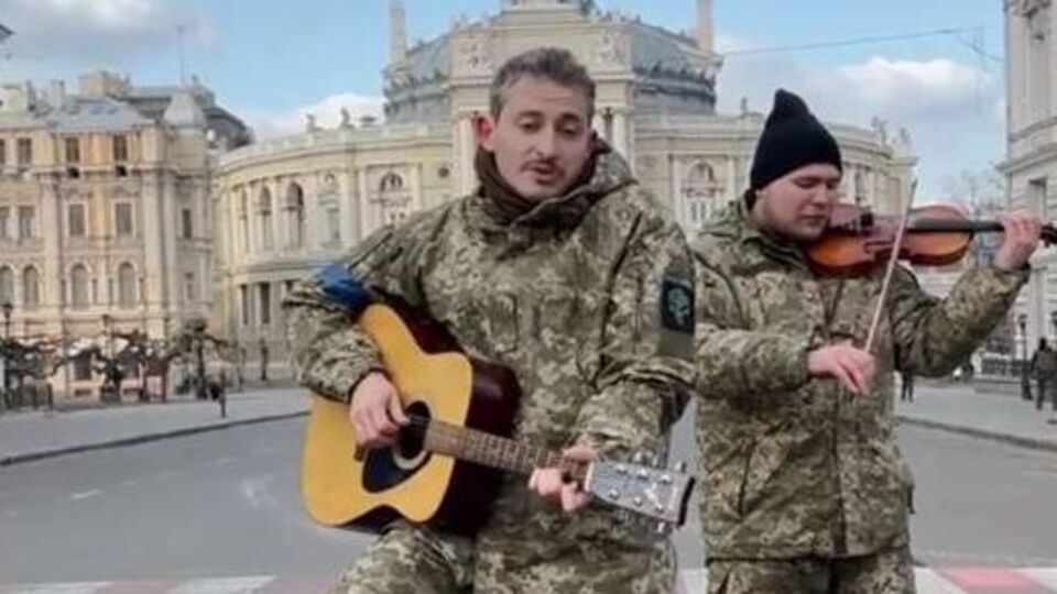 Серга: Скажи-ка, дядя, ведь недаром "Москва", спаленная пожаром, была моллюскам отдана