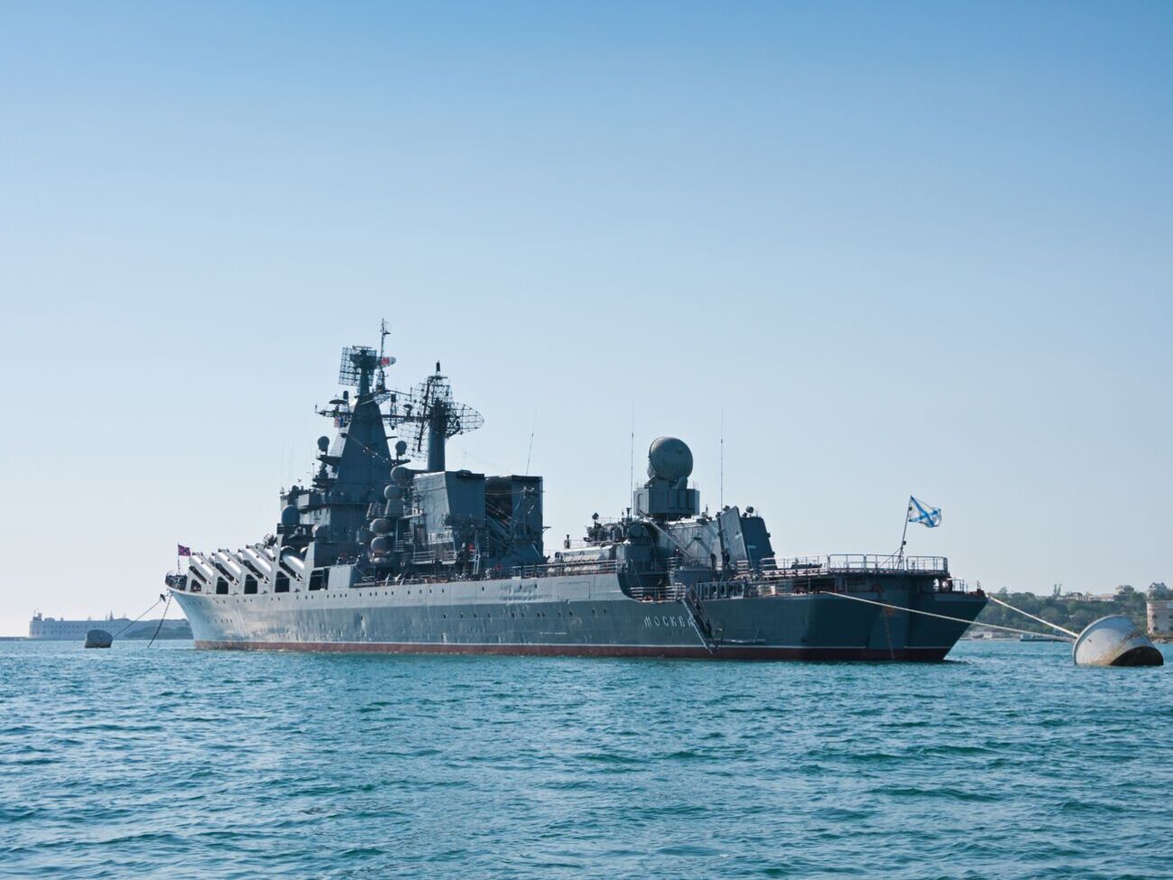 В минобороны России сказали, что основное ракетное вооружение "Москвы" не повреждено