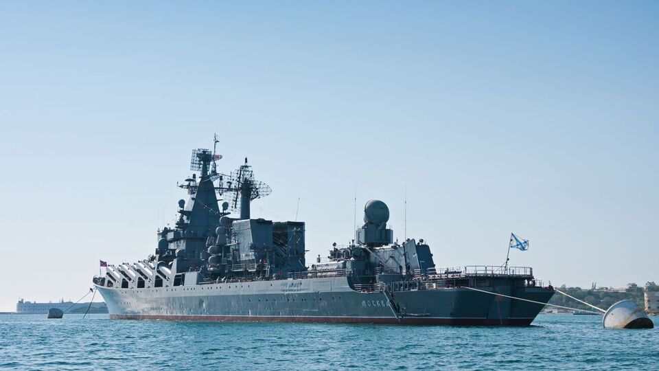 В минобороны России сказали, что основное ракетное вооружение "Москвы" не повреждено