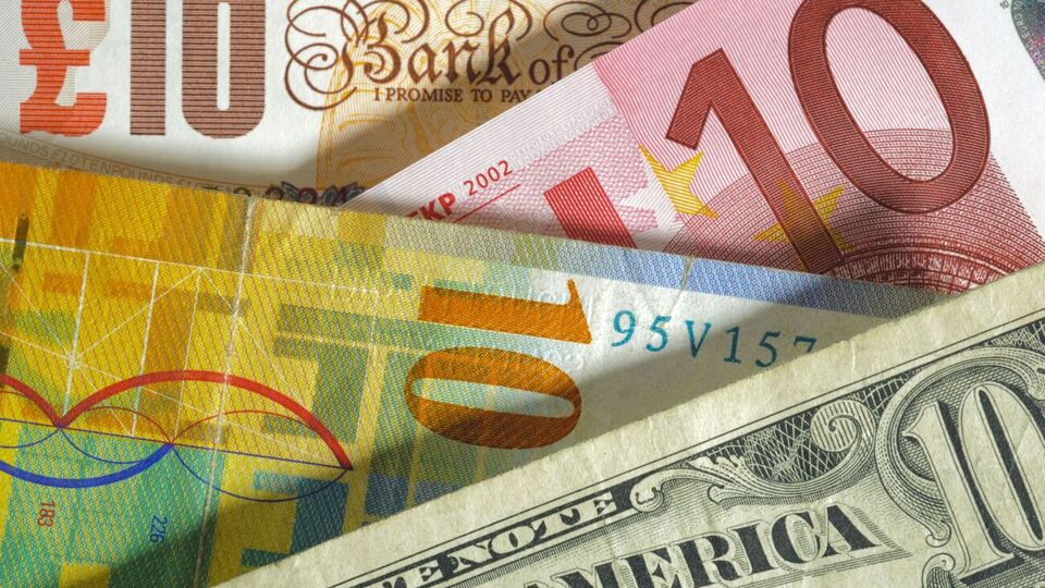 Продажа безналичной валюты банками клиентам – физическим лицам по-прежнему запрещена