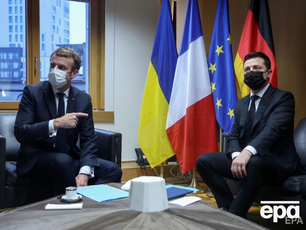 Макрон після розмови із Зеленським анонсував передання Україні автомобілів швидкої допомоги та пожежних машин