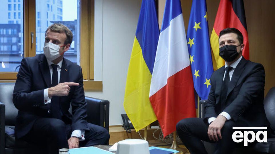 Макрон після розмови із Зеленським анонсував передання Україні автомобілів швидкої допомоги та пожежних машин