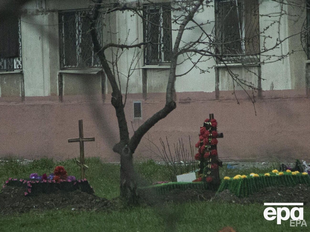 В горсовете отметили, что оккупанты запрещают захоронение убитых ими же людей