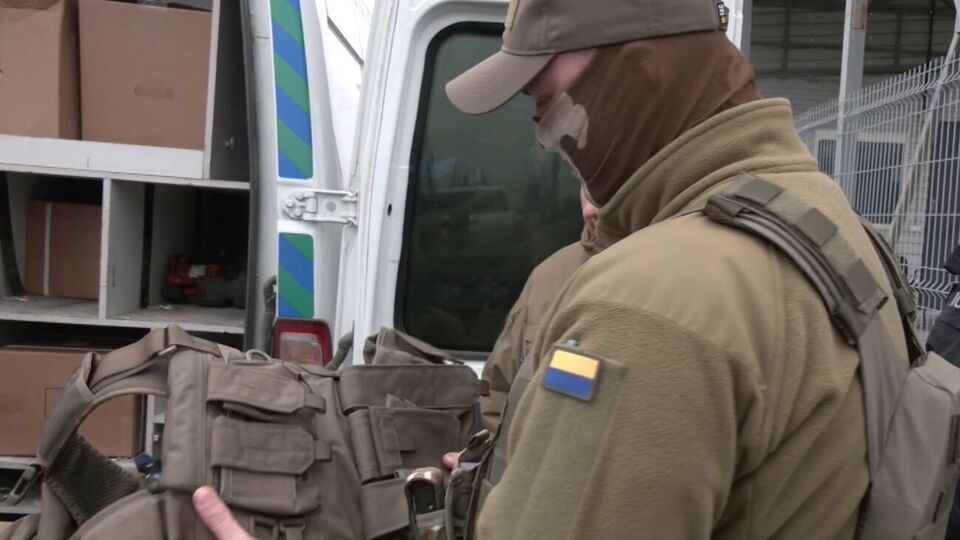 На початку квітня 650 комплектів з бронежилетів та касок передали захисникам Київської області та Запоріжжя