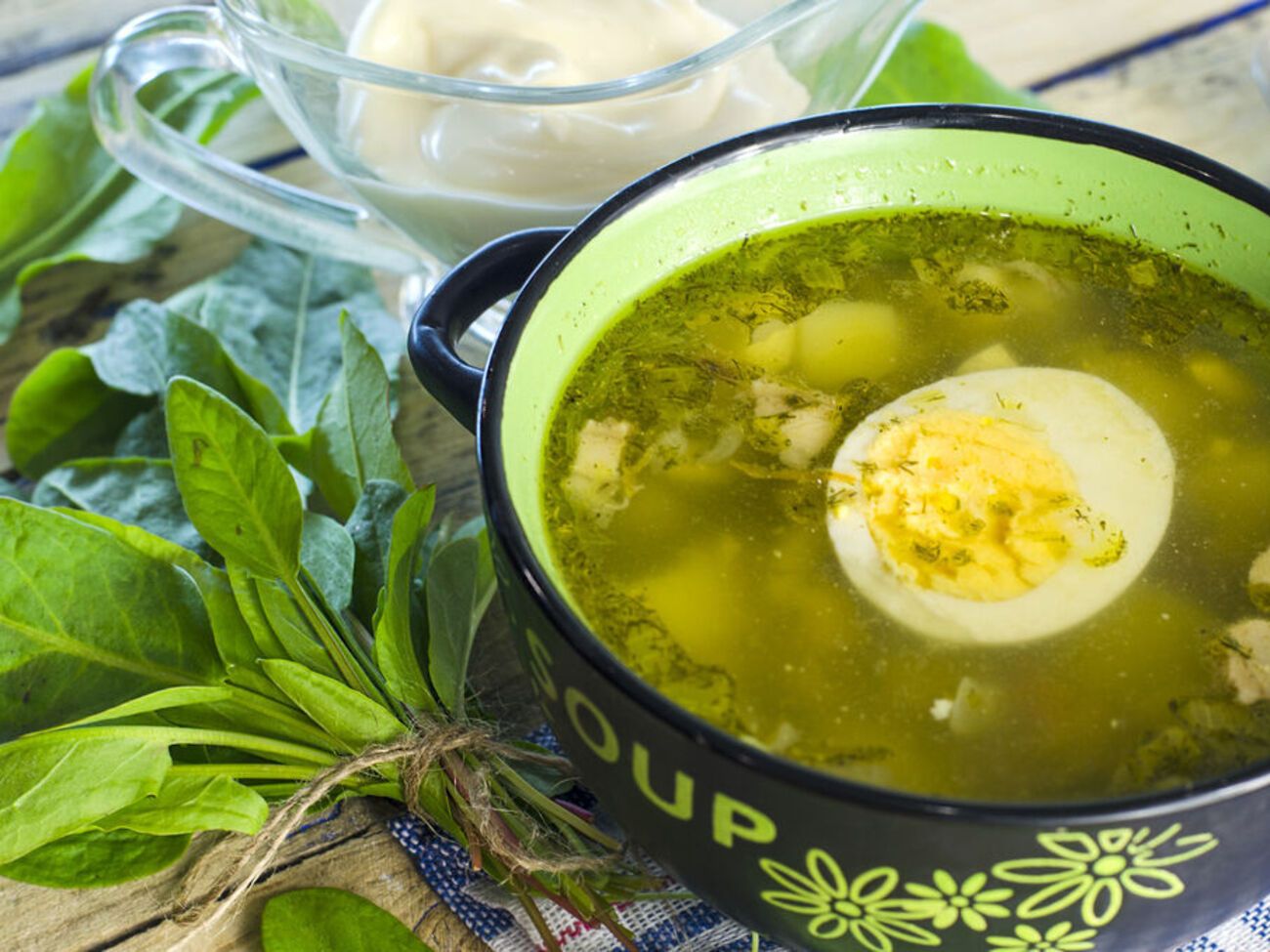 Зелений борщ треба подавати зі сметаною