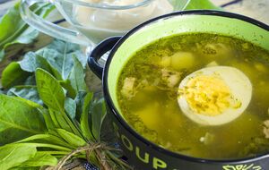 Зеленый борщ нужно подавать со сметаной