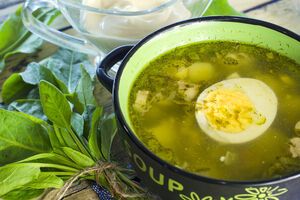 Зеленый борщ нужно подавать со сметаной