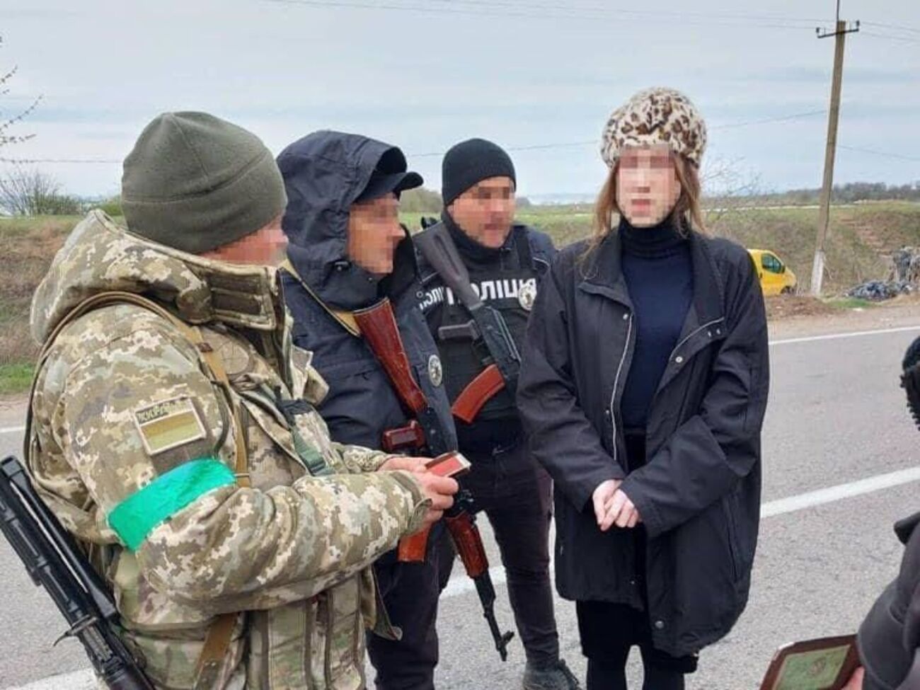 26-летний мужчина облачился в женскую одежду, в том числе в берет с леопардовым принтом, чтобы пересечь границу