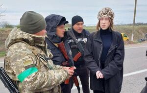 26-річний чоловік вбрався в жіночий одяг, зокрема берет із леопардовим принтом, щоб перетнути кордон