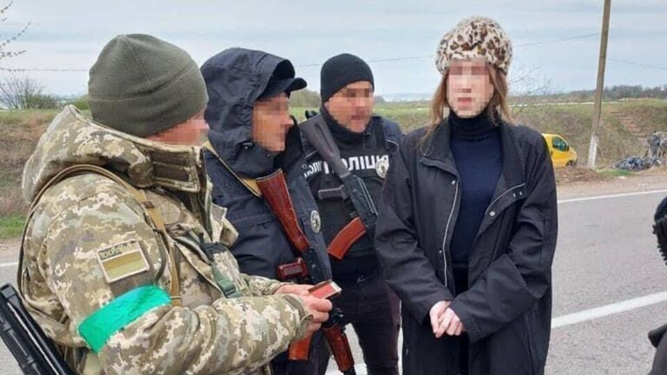 26-летний мужчина облачился в женскую одежду, в том числе в берет с леопардовым принтом, чтобы пересечь границу