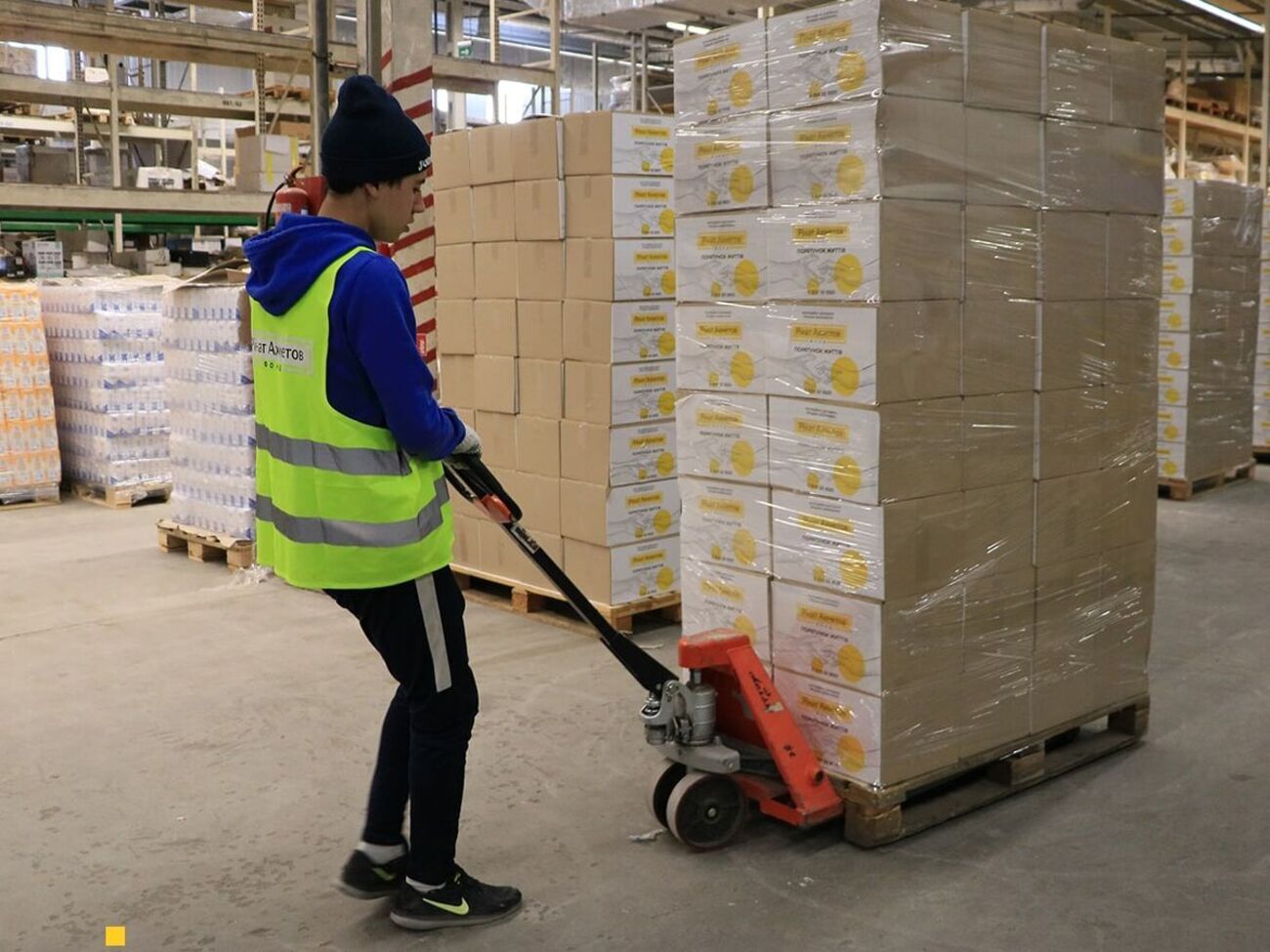 27 тыс. наборов с продуктами первой необходимости получили киевляне и вынужденные переселенцы из самых горячих точек