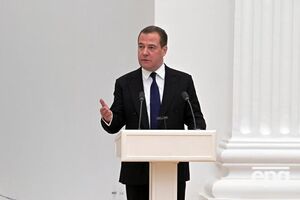 Если Финляндия и Швеция станут членами НАТО, то протяженность сухопутных границ Альянса с РФ "вырастет более чем вдвое", посчитал Медведев