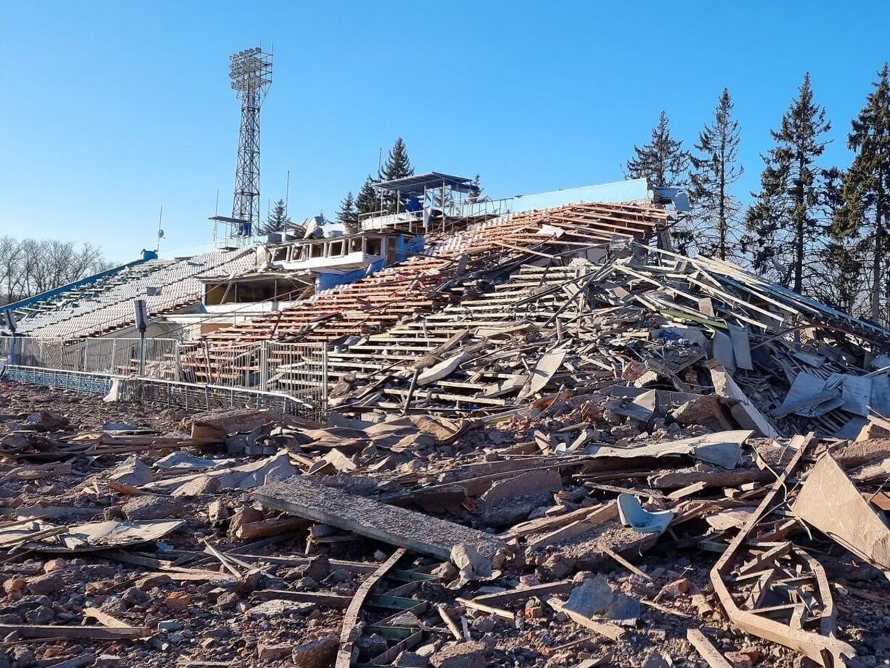 Стадион имени Гагарина в Чернигове российские оккупанты бомбили три ночи подряд, сообщил представитель пресс-службы местного ФК "Десна"