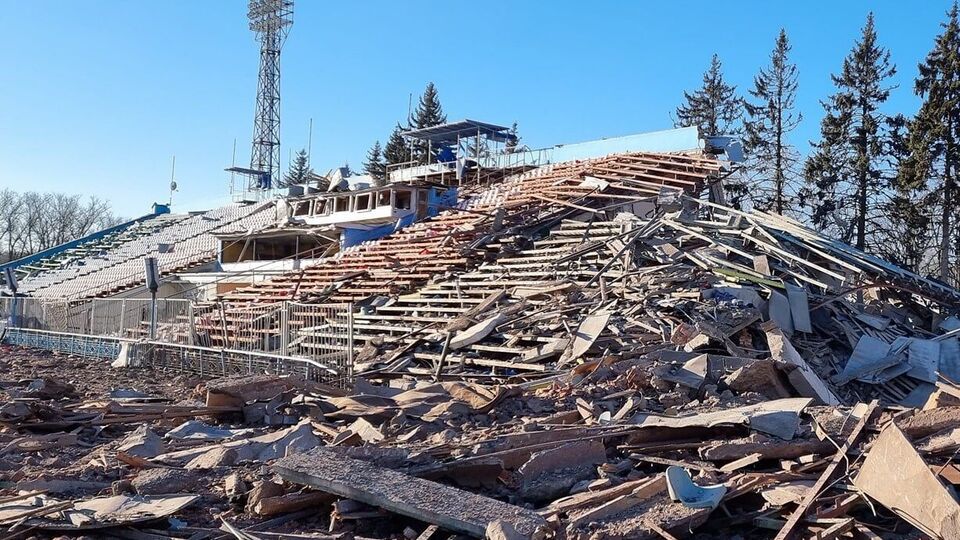 Стадіон імені Гагаріна в Чернігові російські окупанти бомбардували три ночі поспіль, повідомив представник пресслужби місцевого ФК "Десна"