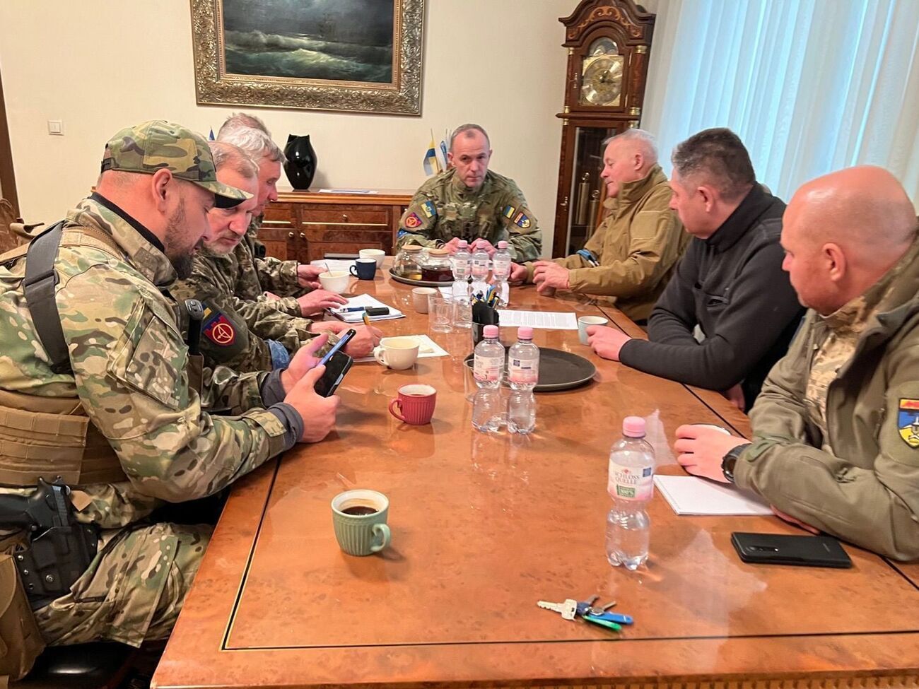 Кожемякин (в центре):&nbsp;Наша ПВО работает&nbsp;эффективно, но иногда ракеты достигают цели