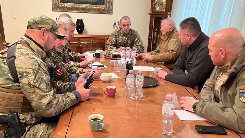 Кожемякин (в центре): Наша ПВО работает эффективно, но иногда ракеты достигают цели