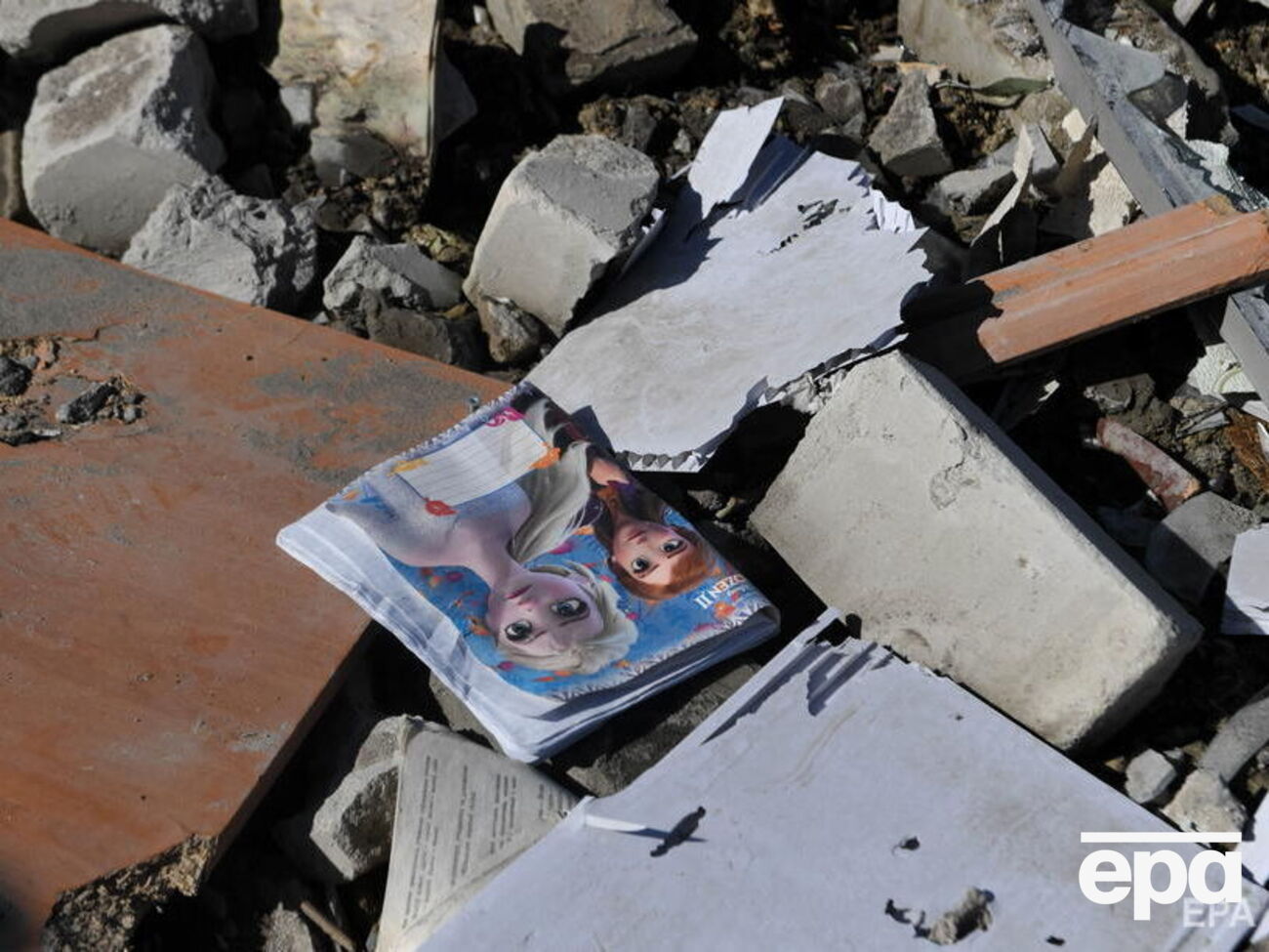 Понад 90 навчальних закладів зруйновано в Україні за час повномасштабного вторгнення Росії, яке почалося у лютому. На світлині &ndash; руїни розбомбленої окупантами школи у Харкові