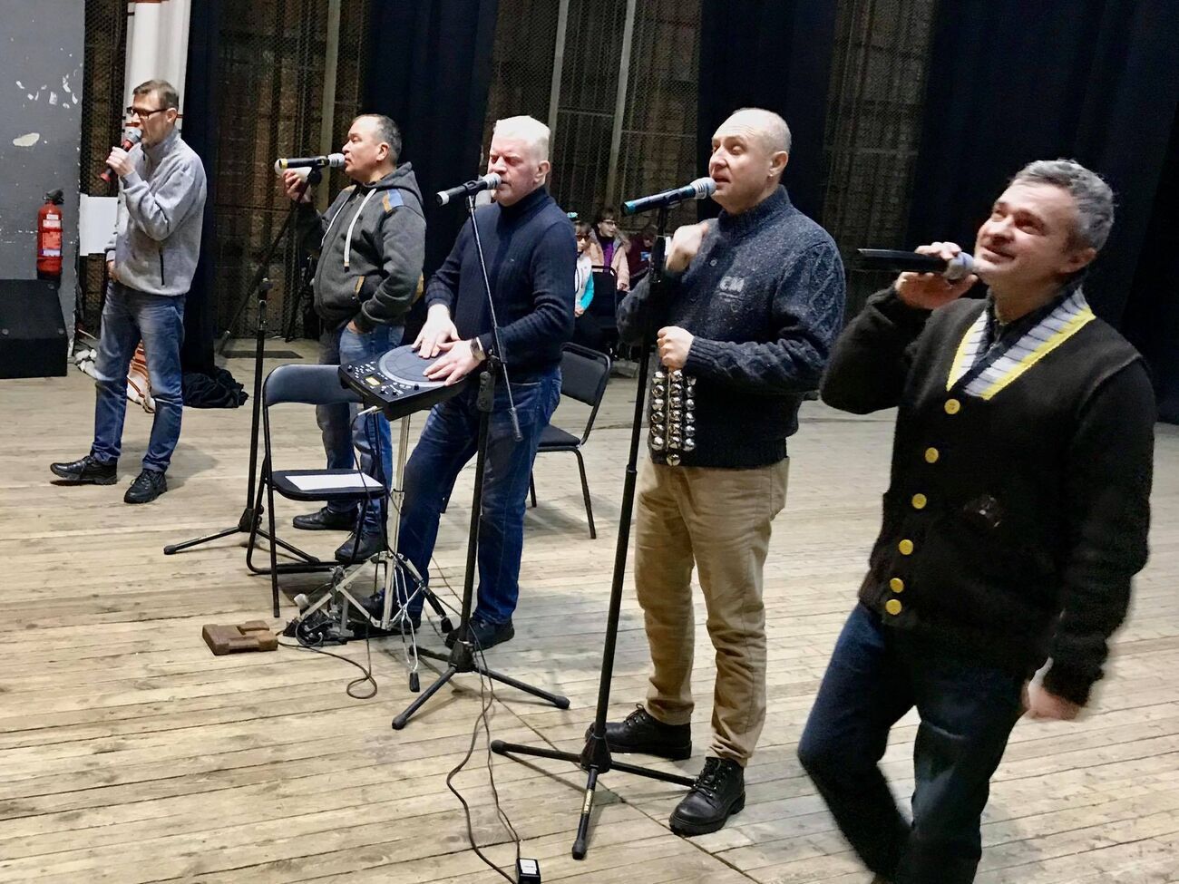 Песня "Пиккардийской терции" "Гей, соколи" в новой интерпретации начинается со слов: "Война показала, кто нам брат"