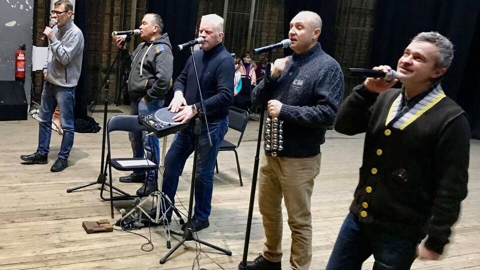 Песня "Пиккардийской терции" "Гей, соколи" в новой интерпретации начинается со слов: "Война показала, кто нам брат"