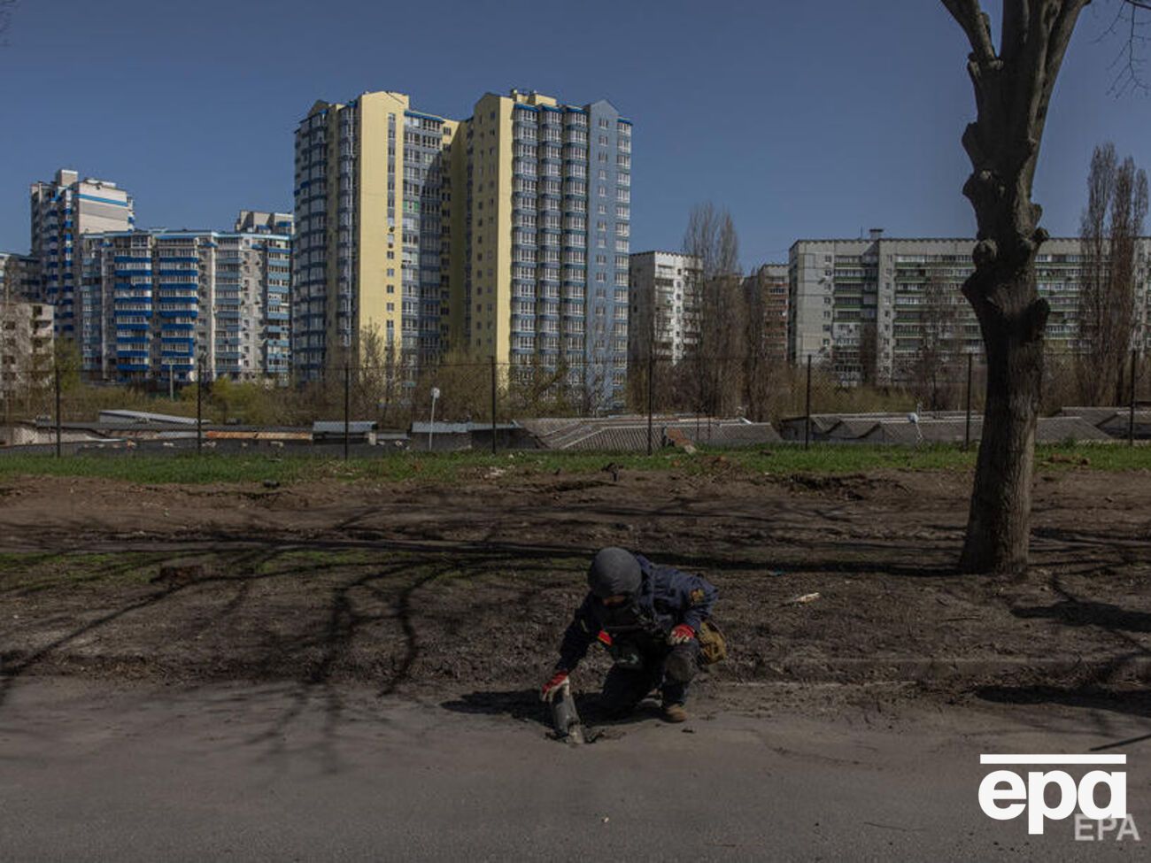 Куди саме впала ракета, невідомо. На знімку &ndash; роботи з розмінування Харкова 15 квітня