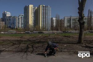 Куда именно упала ракета, неизвестно. На снимке – работы по разминированию Харькова 15 апреля