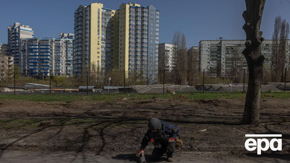 Куди саме впала ракета, невідомо. На знімку – роботи з розмінування Харкова 15 квітня