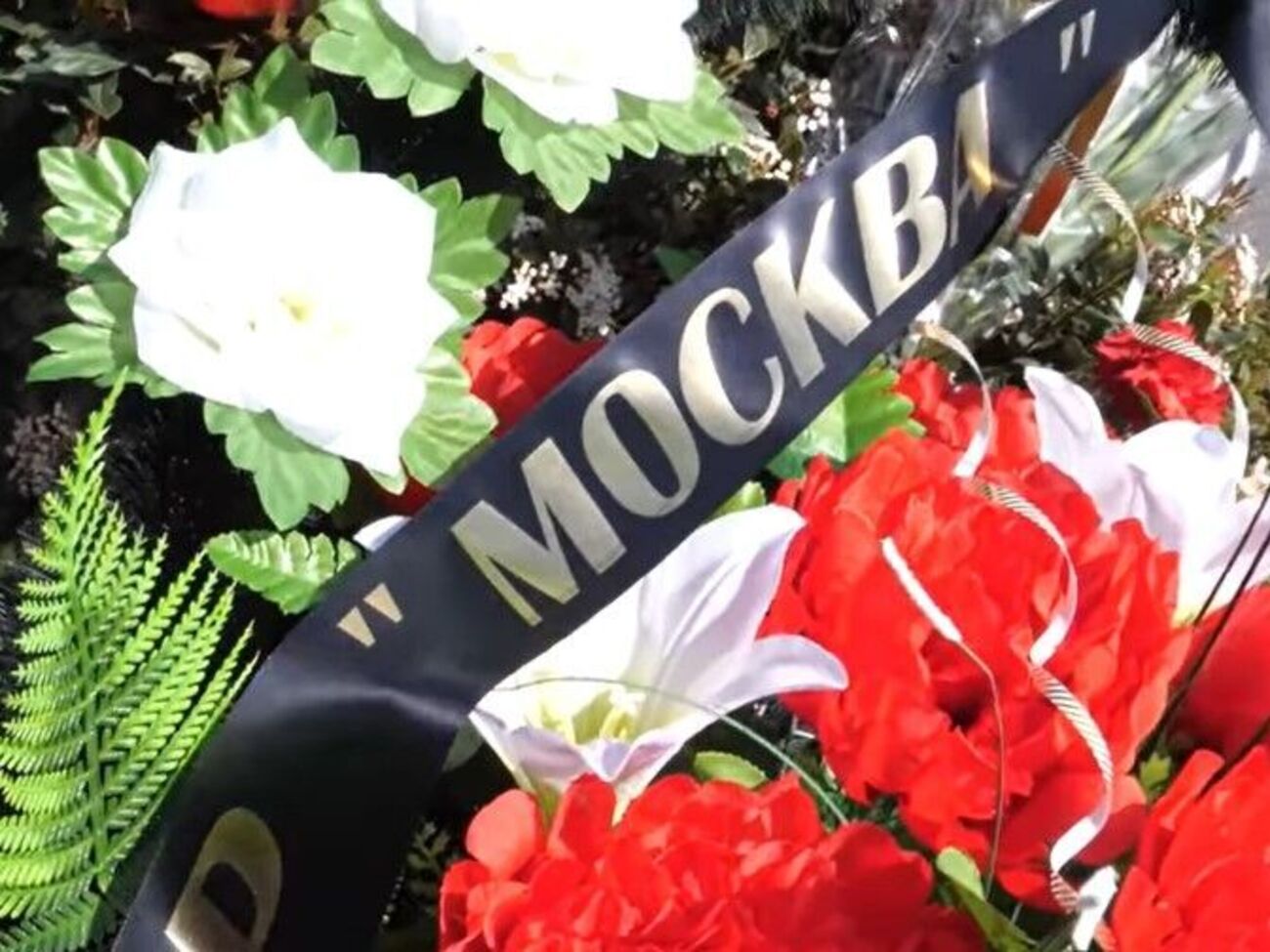 На вінку крейсеру "Москва" є напис: "Кораблю та морякам"