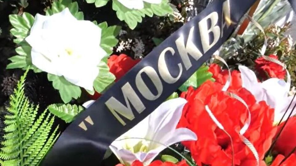 На вінку крейсеру "Москва" є напис: "Кораблю та морякам"