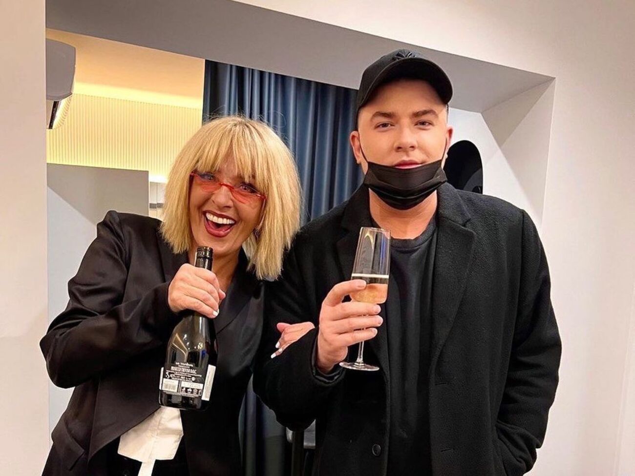 Данилко рассказал, что Вайкуле позвонила ему в первые дни войны, а звонка от их общей знакомой и коллеги Пугачевой не было