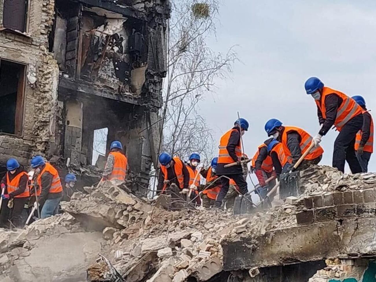 В ГСЧС пока не могут привлечь всех желающих, но там, где саперы успели разминировать территории, добровольцы помогают разбирать завалы