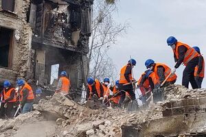 В ГСЧС пока не могут привлечь всех желающих, но там, где саперы успели разминировать территории, добровольцы помогают разбирать завалы